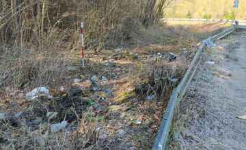 FOTO: Neporiadok pri ceste I/11 na vstupe do Oškerdy
