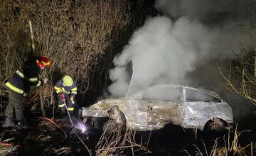 FOTO: Požiar auta v poli na Orave