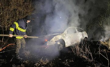 FOTO: Požiar auta v poli na Orave