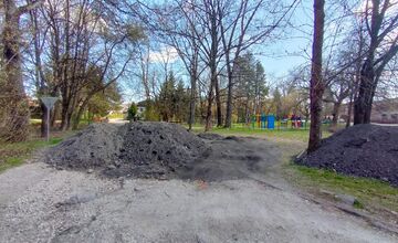 FOTO: Majiteľ pozemkov v parku Rosinky blokuje cestu kopou hliny