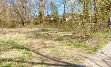 FOTO: Majiteľ pozemkov v parku Rosinky blokuje cestu kopou hliny