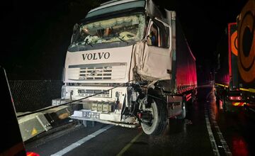 FOTO: Havarované kamióny pod Strečnom, ktoré na hodiny zastavili premávku
