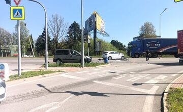 FOTO: Pri vstupe do Žiliny sa čelne zrazili dve osobné autá