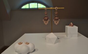 FOTO: Známa šperkárka Petra Toth vystavuje na Kysuciach