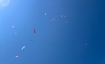 FOTO: Nad Žilinou sa vznášajú majstri v paraglidingu