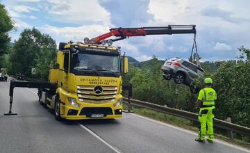 FOTO: Vodič nezvládol zákrutu v Bytčici a skončil v ovocnom sade