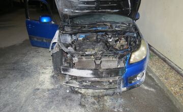 FOTO: Na Orave podpálili auto, ktoré stálo pri rodinnom dome