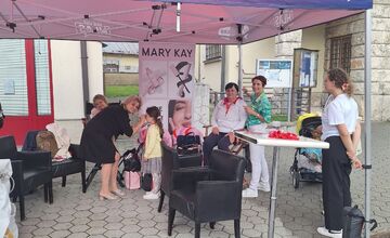 FOTO: Na jarmoku v Bytči si robila kampaň politická strana