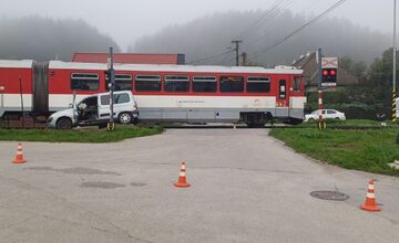 FOTO: Takto dopadlo auto, ktoré zachytil vlak v Lietavskej Lúčke