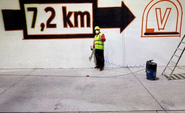 FOTO: V tuneli Višňové realizuje značenie renomovaný umelec