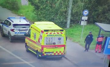 FOTO: Zásah polície pri mužovi, ktorý sa chcel hodiť pod auto
