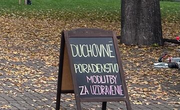 FOTO: Akcia kontroverzného spoločenstva na námestí v Žiline