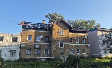 FOTO: Bytovku na Bratislavskej zničil požiar, mestu vznikla škoda za takmer 300-tisíc eur