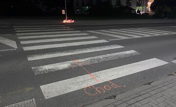 FOTO: V Čadci vyhasol život mladučkej Sáry, na mieste nešťastia horia sviečky