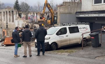 FOTO: Vyhorený kultúrny dom na Kysuciach búrajú
