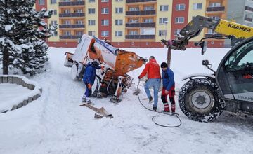FOTO: Zimná technika na Orave mala nehodu