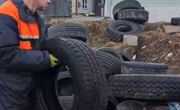 FOTO: Čierna skládka na Kysuciach: Mesto opäť upratovalo medzi garážami