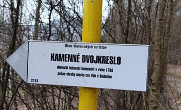 FOTO: Kamenné dvojkreslo v lesoch pri Lietave mätie ľudí dodnes. Kto ho vytvoril a prečo?