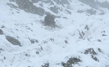 FOTO: Zjazd sa zmenil na boj o život. Snowboardista uviazol pod Salatínom