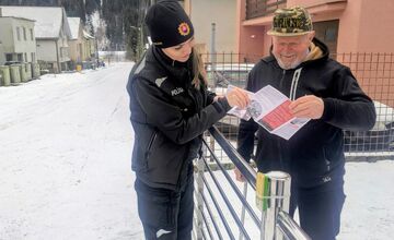 Policajti zo Žilinského kraja klopali seniorom na dvere: Varovali ich pred podvodmi, otestujte sa, či by ste nenal