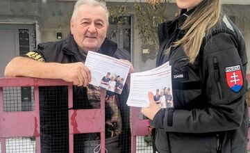 Policajti zo Žilinského kraja klopali seniorom na dvere: Varovali ich pred podvodmi, otestujte sa, či by ste nenal