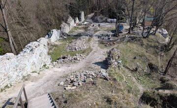 FOTO: Mladý dobrovoľník niesol kameň 400 metrov do kopca: Aj takto sa zachraňuje Starhrad