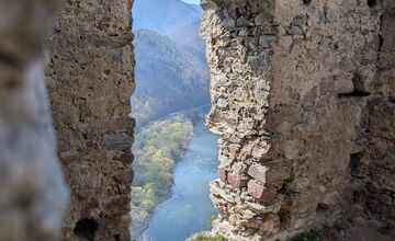 FOTO: Mladý dobrovoľník niesol kameň 400 metrov do kopca: Aj takto sa zachraňuje Starhrad