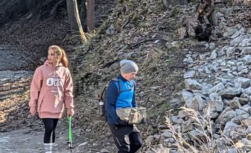 FOTO: Mladý dobrovoľník niesol kameň 400 metrov do kopca: Aj takto sa zachraňuje Starhrad