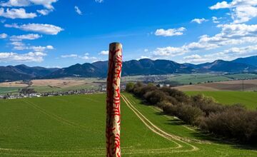 FOTO: Nenápadné miesto nad Rajcom láka čoraz viac ľudí: Objavte LandArt v Dubovej