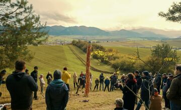FOTO: Nenápadné miesto nad Rajcom láka čoraz viac ľudí: Objavte LandArt v Dubovej