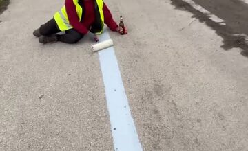 FOTO: Kto toto vymyslel? Influencer narazil do lampy na cyklochodníku v Ružomberku, video baví Slovensko