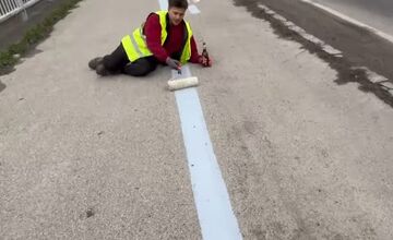 FOTO: Kto toto vymyslel? Influencer narazil do lampy na cyklochodníku v Ružomberku, video baví Slovensko