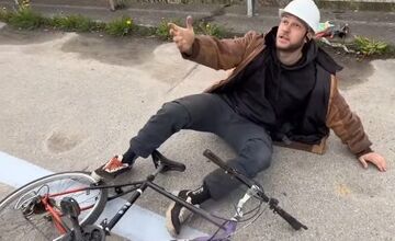 FOTO: Kto toto vymyslel? Influencer narazil do lampy na cyklochodníku v Ružomberku, video baví Slovensko