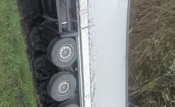 FOTO: Prevrátený kamión na Kysuciach