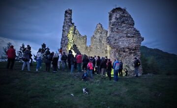 FOTO: Nočná prehliadka hradu Sklabiňa: Príbehy žien, večerná atmosféra aj sladké prekvapenie