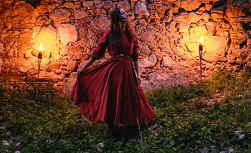 FOTO: Nočná prehliadka hradu Sklabiňa: Príbehy žien, večerná atmosféra aj sladké prekvapenie