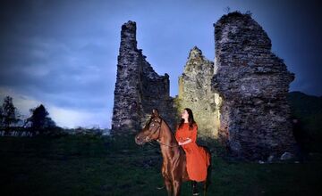 FOTO: Nočná prehliadka hradu Sklabiňa: Príbehy žien, večerná atmosféra aj sladké prekvapenie