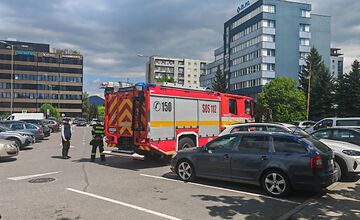 FOTO: V žilinskom Kauflande unikli nebezpečné látky, zasahovali aj záchranky