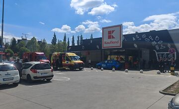 FOTO: V žilinskom Kauflande unikli nebezpečné látky, zasahovali aj záchranky
