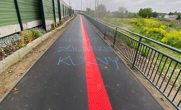 FOTO: Novú cyklotrasu a protihlukové steny v Strážove poškodili vulgarizmy aj extrémistické symboly
