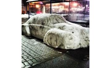 Auto zo snehu pri OC Dubeň