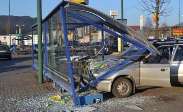 Dopravná nehoda na Vlčincoch pri obchodnom centre Dubeň