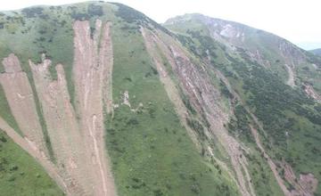 Letecké zábery z Vrátnej doliny - z kopcov strhlo povrchové vrstvy