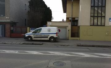 Nesprávne parkovanie - mestská polícia na chodníku v zákaze