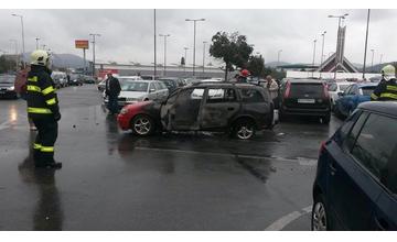 Pred Kauflandom zhorelo osobné auto