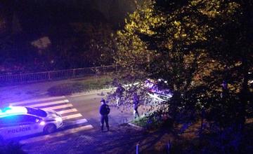 V mestskej časti Bôrik policajné auto na streche