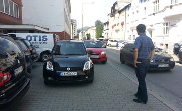 Vozidlá blokujú chodník na ulici Andreja Kmeťa